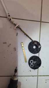 Photo de galerie - Dépannage volet roulant - graissage du treuil - remplacement de la manivelle 