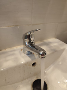 Photo de galerie - Exemple de mitigeur lave main sur lavabo salle de bain remplacé avec soin.