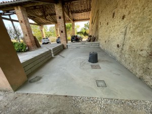 Photo de galerie - Terrassement, pose de regard, création dalle béton + reagreage,réalisation d’un muret,réalisation parking 