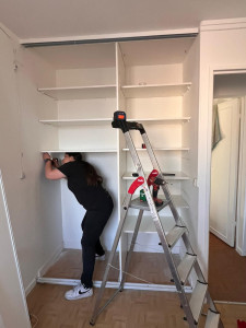 Photo de galerie - Installation d’étagères dans un placard avec fixation des supports, ajustement des niveaux et optimisation de l’espace de rangement.