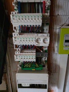 Photo de galerie - Installation et câblage d'un tableau électrique avec mise en sécurité, protection des circuits et respect de la norme NF C 15-100.