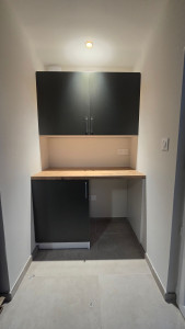 Photo de galerie - Réajustement meuble haut qui ne rentrer pas entre les deux murs + pose de la kitchenette.