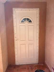 Photo de galerie - Ouverture du mur donc mise en place du linteau, mise en place de la porte d’entrée et crépine de finition pour habiller 