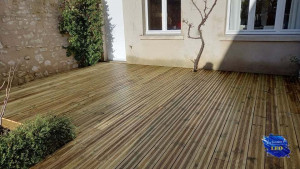 Photo de galerie - Terrasse bois auprès d'une maison