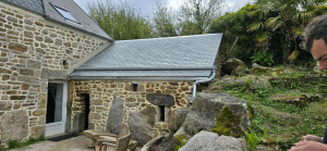 Photo de galerie - Pose d’ardoise vertes avec gouttière rampante, bardelie et faîtage zinc.