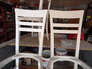 Photo de galerie - Chaise de gauche avec une sous couche de blanc. 
Celle de droite peintre finale en beige.   