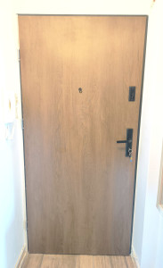Photo de galerie - Pose d'une porte d'entrée en rénovation. 
Vue intérieure.