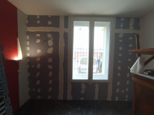 Photo de galerie - Doublage mur intérieur avec placo et isolation phonique 
Pose de fenêtre PVC blanc.