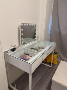 Photo de galerie - Coiffeuse et miroir 