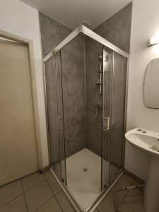 Photo de galerie - Pose d'un receveur extra plat, pose de dalles murales, robinetterie et paroi de douche avec accès d'angle