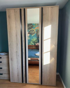 Photo de galerie - Armoire, trois portes battantes