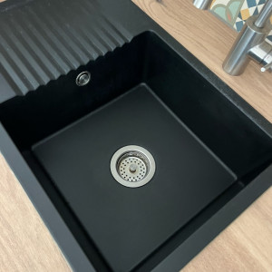 Photo de galerie - Évier et plan de travail nettoyés avec soin pour une cuisine impeccable.