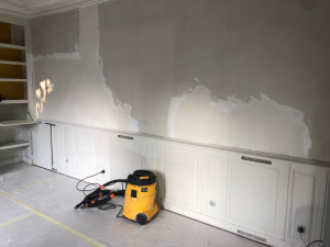 Photo de galerie - Rénovation d'un salon: réparation d'un mur de salon: une passe d'enduit + ponçage 