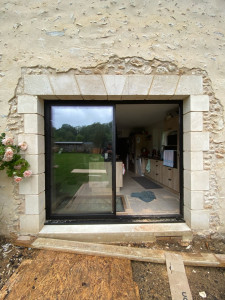 Photo de galerie - Réalisation d’une ouverture remaçonné en pierre de noyant 
