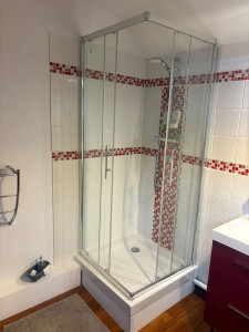 Photo de galerie -  Une paroi de douche abîmée ? Elle peut être remplacée !

Aujourd’hui, nous avons remplacé une ancienne paroi cassée par une nouvelle paroi de douche d’angle, avec une pose soignée et la réalisation des joints d’étanchéité.