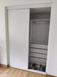 Photo de galerie - Pose d'un dressing avec porte coulissante