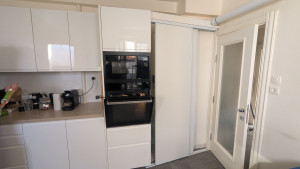 Photo de galerie - La pause d'une porte armoire coulissante dans un espace vide pour créer du rangement