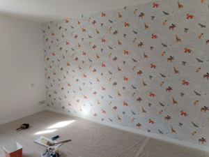 Photo de galerie - Mise en peinture d'une chambre et pose d'un papier peint en tête de lit...