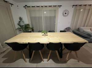 Photo de galerie - Fabrication d’une table en bois sur mesure, application d’un vernis de finition adapté au contact alimentaire, puis montage de l’ensemble de la salle à manger, comprenant les chaises en kit.