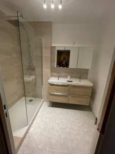 Photo de galerie - Montage d’un meuble double vasque et du triple miroir , posé d’une paroi de douche
