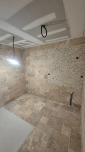 Photo de galerie - Pose de travertin en OPUS ROMAIN et faïence