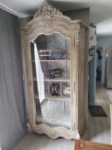 Photo de galerie - Meuble ancien vintage refait entièrement. miroir transformé en vitre. décapé et repeint extérieur. tapisserie intérieur. 