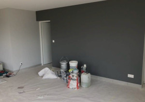 Photo de galerie - Peinture et faux parquet avec plaintes en bois.