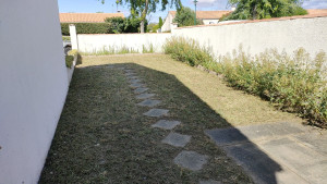 Photo de galerie - Petit entretien d un jardin...massif..tonte..et revoir les dalles