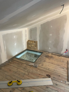 Photo de galerie - Fabrication d’un cadre en acier et mise en place d’une vitre encastré dans un parquet ancien 