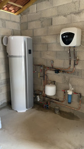 Photo de galerie - Pose d'un ballon thermodynamique et de son vase d'expansion sanitaire avec panoplie de filtration ainsi que la pose d'un ballon réchauffeur et d'une pompe de circulation pour le bouclage de l'eau chaude sanitaire