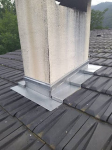 Photo de galerie - Pose un encadrement de cheminée en zinc 