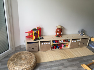 Photo de galerie - Fabrication d'un meuble de jeux pour enfant.
2 fonctions : rangement et jeux. 
La faible hauteur du meuble permet à l'enfant d'évoluer dans un univers adapté à sa dimension, assis par terre ou sur le meuble.
