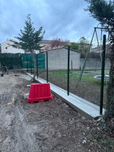 Photo de galerie - Pauses du grillage rigide sur semelles en béton 