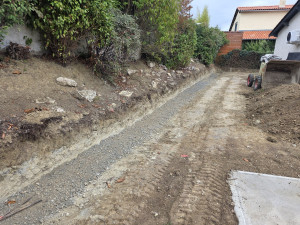 Photo de galerie - Décaissement pour un terrain plat, ainsi que fondation, pose de 0/20 pour la réception de gabions.
