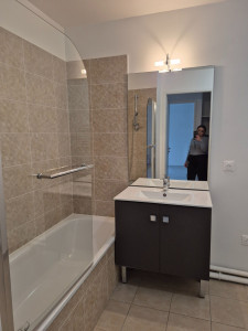 Photo de galerie - Installation des meubles de douche et du miroir. 