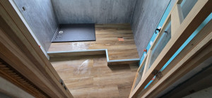 Photo de galerie - Pose de dalle pvc sur estrade en osb avec réalisation du placo et pose de panneaux muraux 