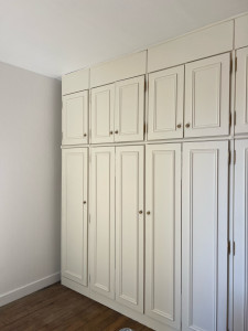 Photo de galerie - Peinture d’un dressing sur mesure avec moulures en beige clair 