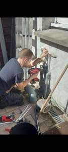 Photo de galerie - Installation d'un robinet de jardin et d'une vanne d'arrêt avec des outils professionnels et les fournitures choisies avec le client.