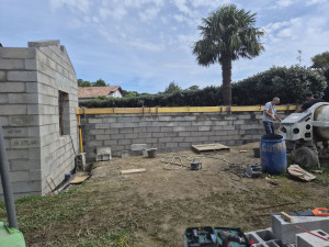 Photo de galerie - Mur en parpaing plus arase beton 
