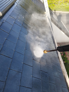 Photo de galerie - Nettoyage de toiture avec nettoyeur haute pression ( Karcher pro )
