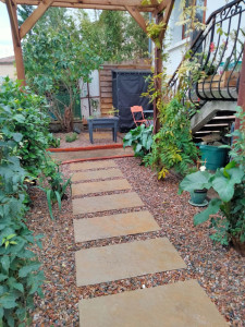 Photo de galerie - Montage pergolas, pose de geotextile , pas japonais et gravier. 