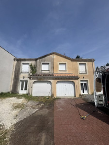 Photo de galerie - Nettoyage d'une façade avec un karcher à haute pression.