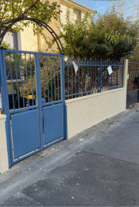 Photo de galerie - Intervention, chez notre dernière cliente, ceci est un travail de peinture sur portail et un ravalement sur le petit murs situais sous les barreaux clients très satisfait.