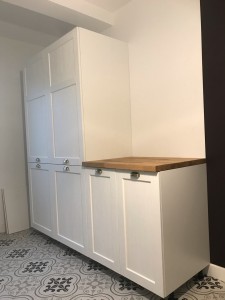 Photo de galerie - Pose et assemblage de 2 colonnes, 1 meuble bas et 1 plan de travail IKEA. choisis avec goût par le client et très beau résultat !