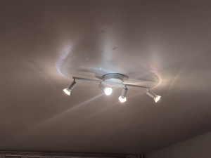 Photo de galerie - Installation d'un luminaire. 