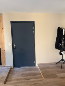 Photo de galerie - Mise en peinture d’un mur et d’une porte d’entrée 
