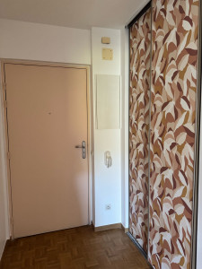 Photo de galerie - Peinture de l’entrée en blanc, peinture de la porte d’entrée et pose de papier peint sur les portes de placards 
