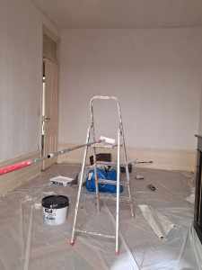 Photo de galerie - Peinture intérieure soignée avec protection du sol. Travail propre et professionnel.