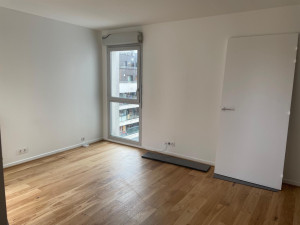 Photo de galerie - Pose de parquet réalisée avec soin : préparation du support, découpe précise des lames et pose soignée pour un alignement parfait. Finitions propres garantissant un rendu esthétique, chaleureux et durable.