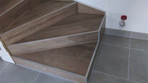 Photo de galerie - Escalier en carrelage imitation bois